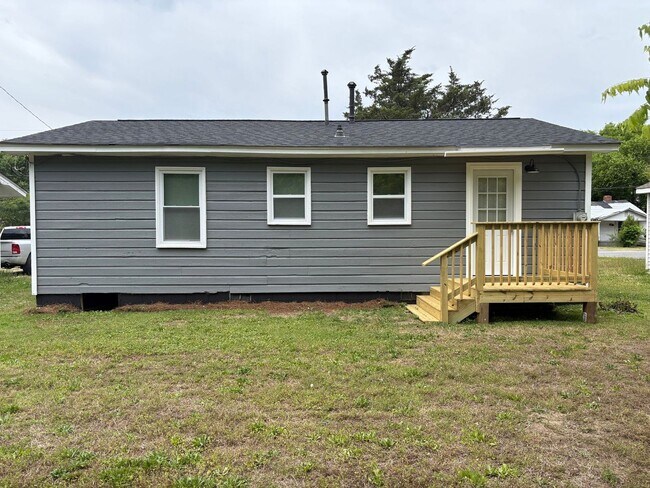 Building Photo - Newly Renovated Home on Baker St