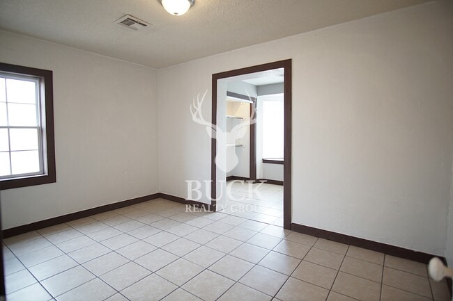 Building Photo - 211 E Harmon Dr