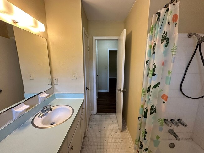 Building Photo - 2 bedroom 1 bath duplex available for rent!