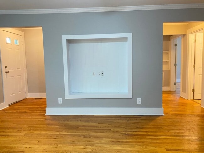 Building Photo - Great location 2 bedroom 1 bath home near APSU and Downtown!