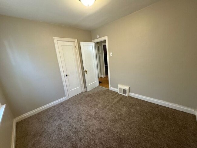 Building Photo - Roomy 4 Bed/1 Bath