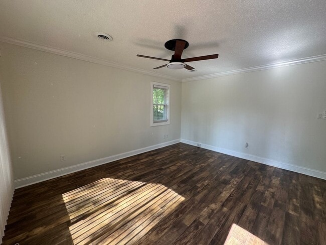 Building Photo - Private Duplex Style 2-bedroom!