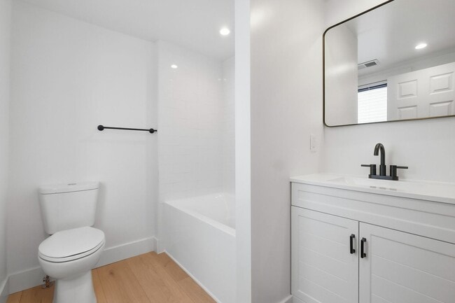 Building Photo - Luxury Rental - South Side Flats