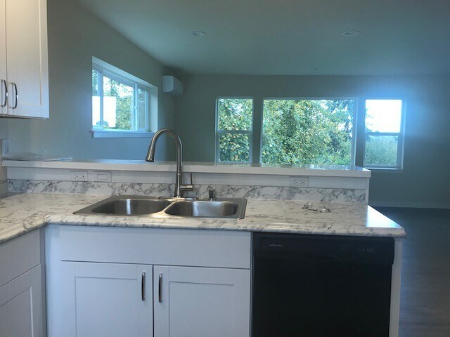 Building Photo - RENT SPECIAL! $1000 OFF OF FIRST MONTH! 5 Bed 3 Bath Home near WWU!