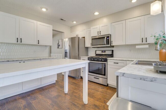 Building Photo - 749 Quesnel Dr