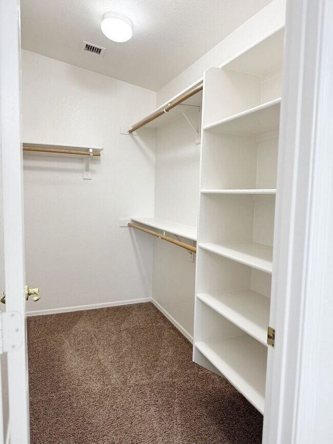 Building Photo - ABSOLUTELY STUNNING 4BR 2.5BA, OVER 2100SQFT, COMMUNITY POOL, CHANDLER