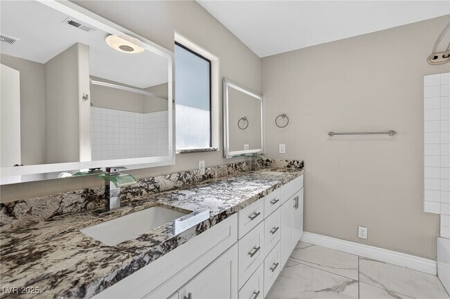 Building Photo - 492 Chelsea Dr