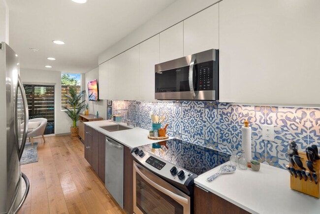 Building Photo - 1 Month Free Rent Promotion! Modern Beacon...