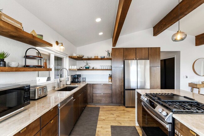 Building Photo - 828 Black Dr