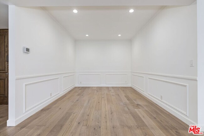 Building Photo - 133 S Oakhurst Dr