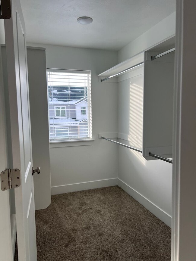 Building Photo - END UNIT - 3 BED 2.5 BATH LUXURY TOWNHOME ...