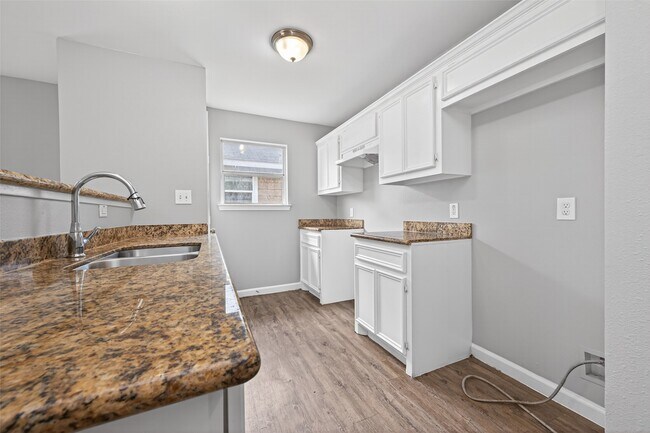 Building Photo - 7521 Dyer St