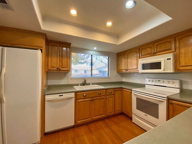 Building Photo - Spacious Condo in a Desirable Private Community