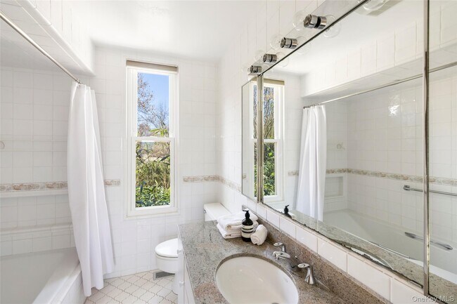 Building Photo - 154 W Lake Dr