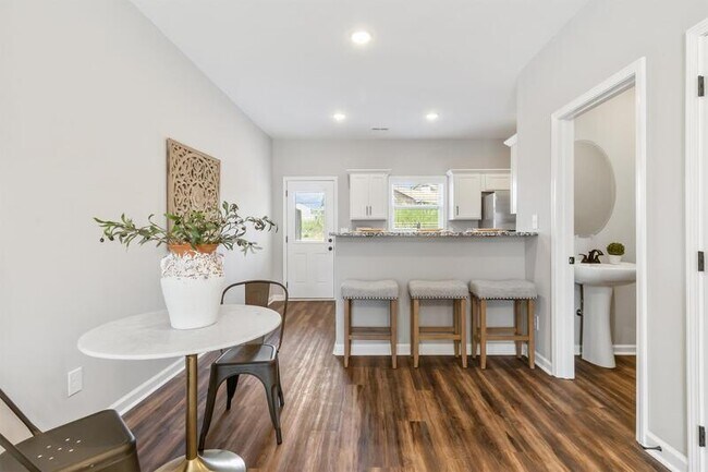 Building Photo - 1115-D2 Hillwood Dr