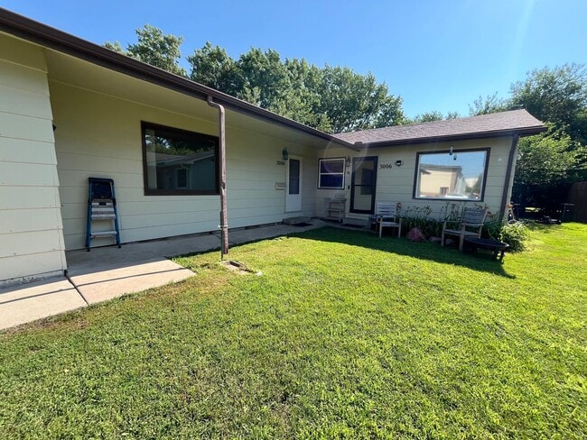 Building Photo - 2 Bed/1 Bath Duplex with Garage and Unfinished Basement!