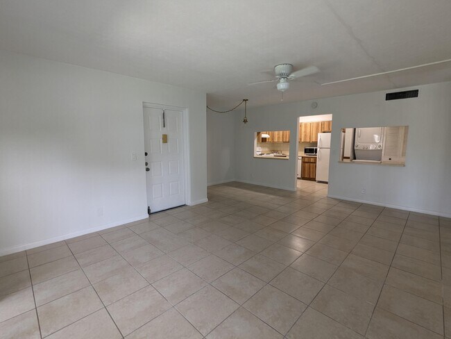 Building Photo - 711 Sunny Pine Way