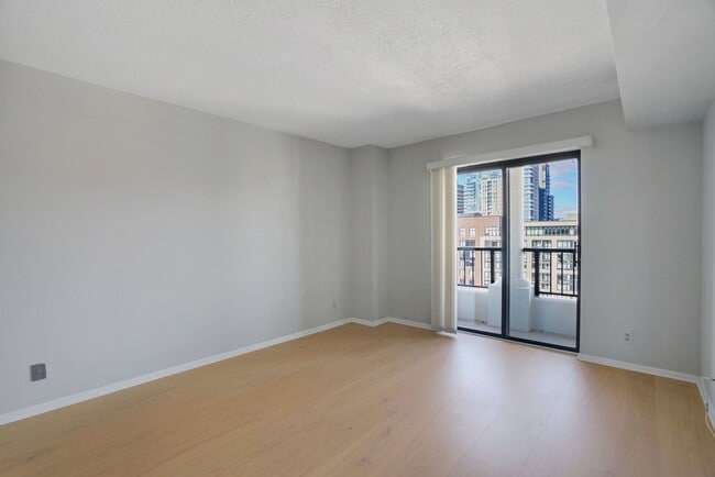 Building Photo - 1600 N Oak St