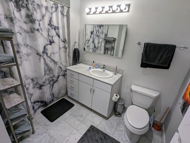 Building Photo - 860 W Blackhawk St