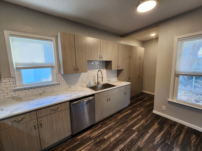 Building Photo - 4 bedroom house