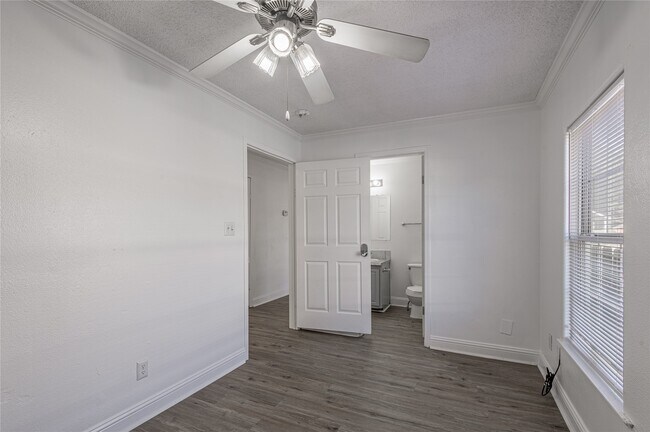 Building Photo - 121 Varsity Dr