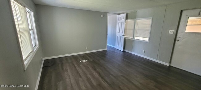 Building Photo - 1345 Barefoot Cir