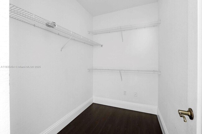 Building Photo - 1909 SE 22nd Ct