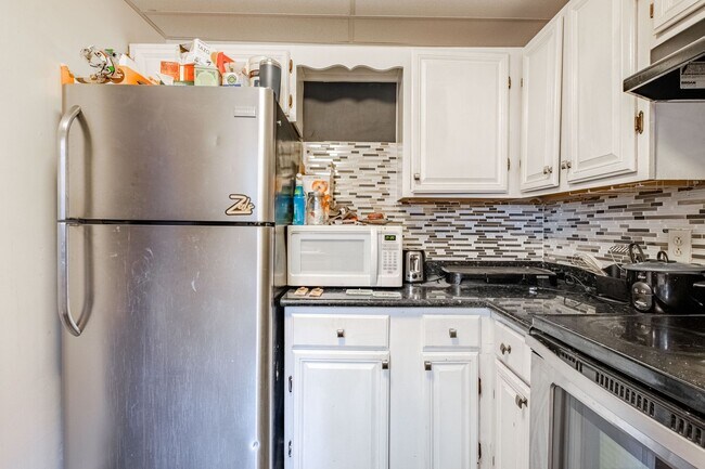 Building Photo - Amazing South Side Flats luxury remodel