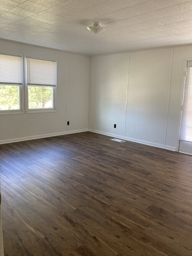 Building Photo - 3-bedroom, 2-bathroom home is located on a dead-end street, offering privacy while still being co...