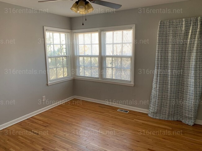 Building Photo - $900 - 2 bedroom / 1 bathroom - Single Family Home *COMING SOON*