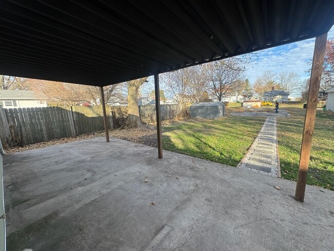 Building Photo - 218 S Oak St