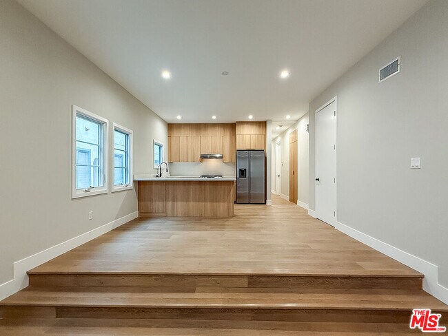 Building Photo - 150 N Arnaz Dr