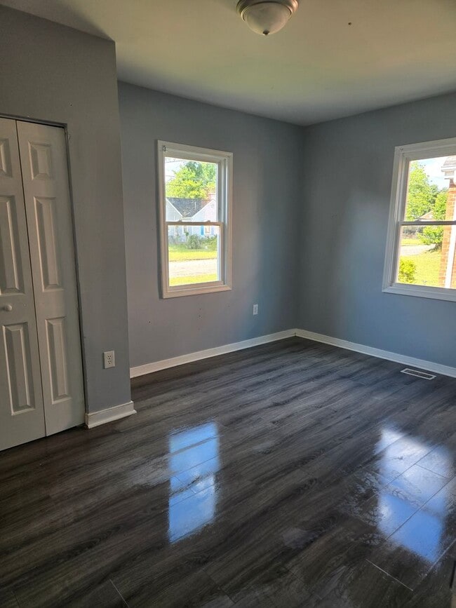 Building Photo - Beautiful reconstructed 4 bedroom