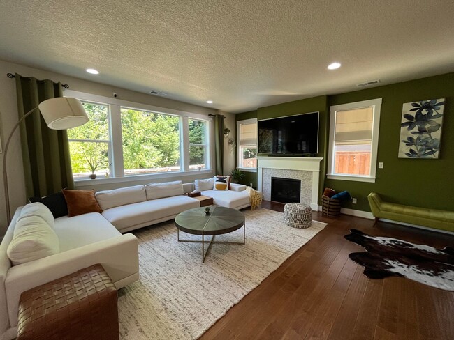 Building Photo - Beautiful 4Bd + 2Ba With Gorgeous Green Vi...