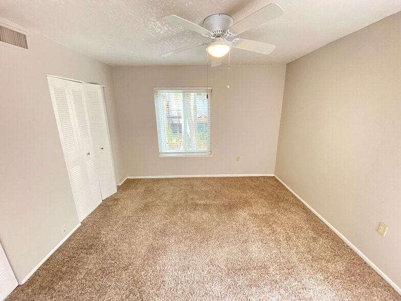 Building Photo - 584 Orange Dr