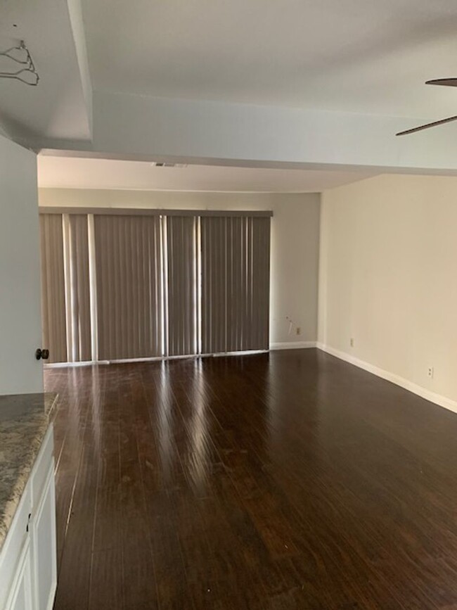 Building Photo - Beautiful 2 Bedroom 2 1/2 Bathroom Van Nuy...