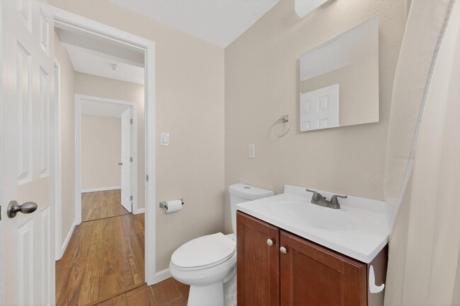 Building Photo - 1237 Pitt St NE