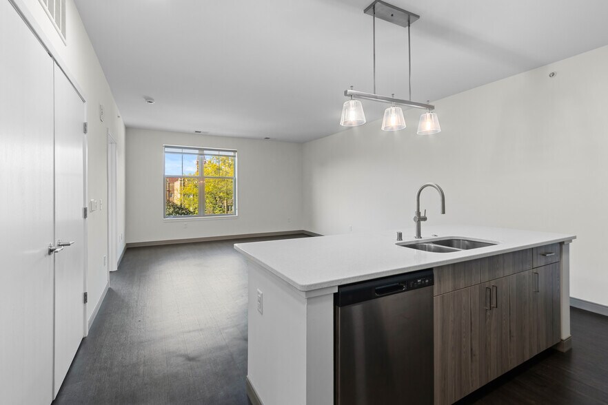 Building Photo - 2420 E Capitol Dr