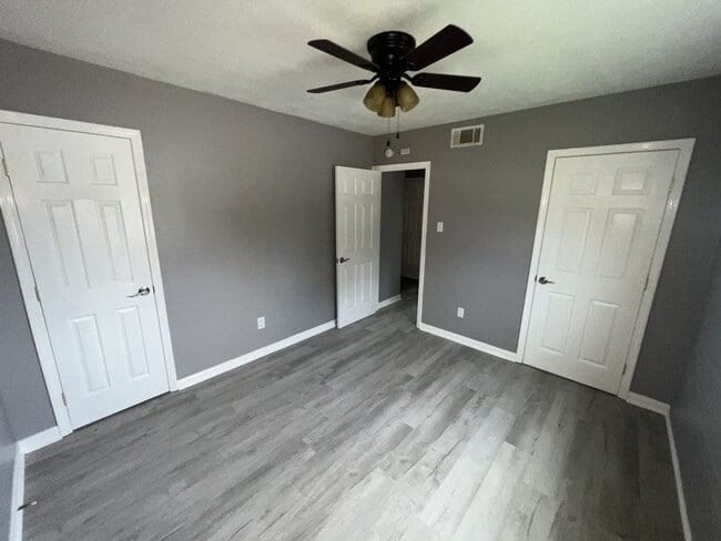 Building Photo - Newly renovated! 2 bedroom 1 bath townhous...
