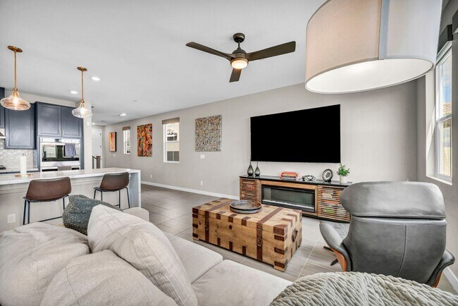 Building Photo - Spacious 5-Bedroom Home with Loft, Pool & Mountain Views
