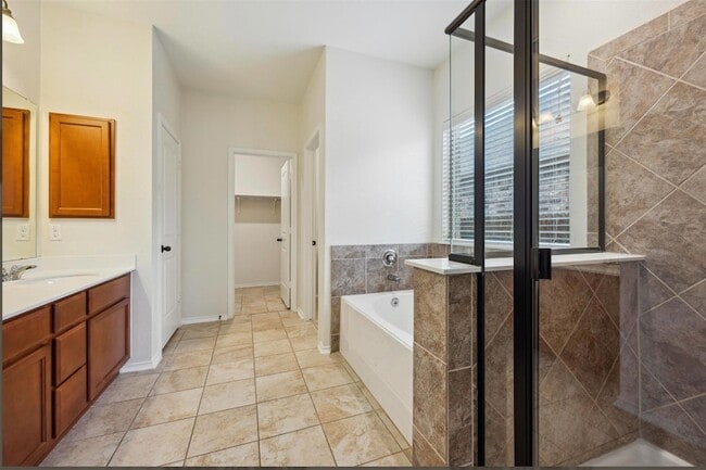 Building Photo - 705 Vaughn St