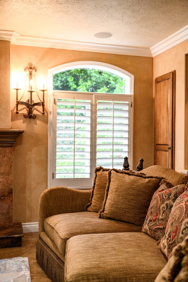 Building Photo - Elegant 5BR Furnished Estate with Pool & G...
