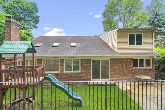 Building Photo - 44 Sandy Hollow Rd