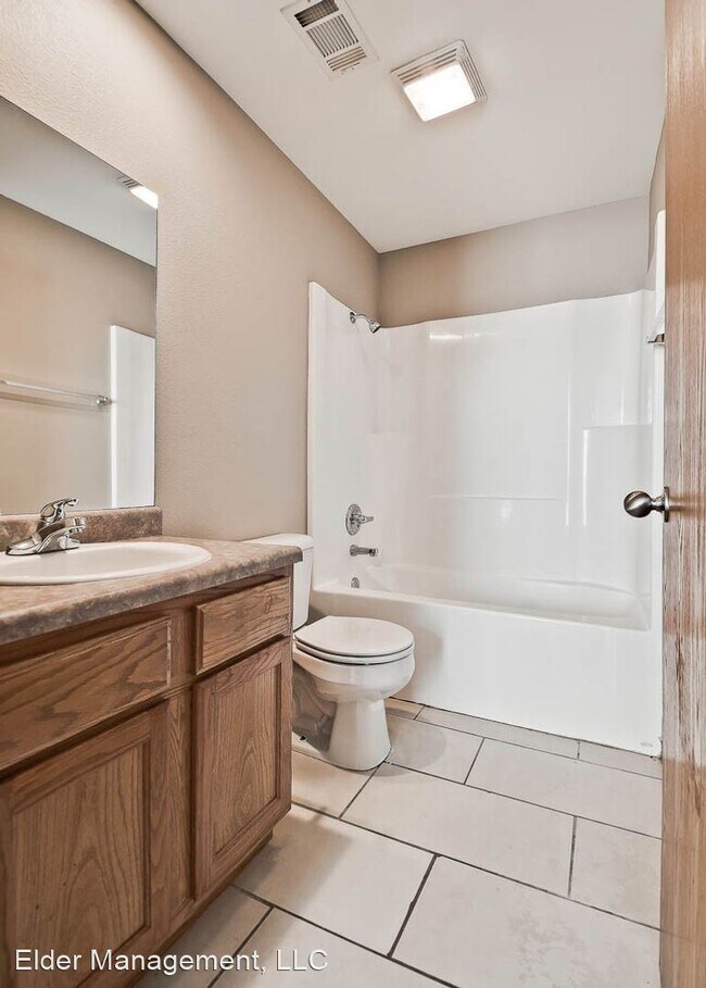 Building Photo - 2215 Hidden Lake St