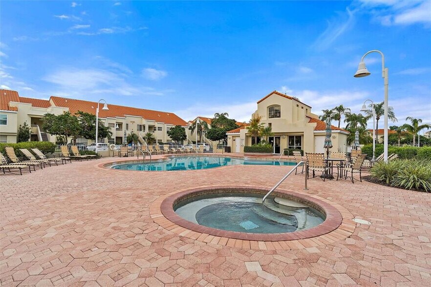 Building Photo - 6141 Bahia Del Mar Blvd S