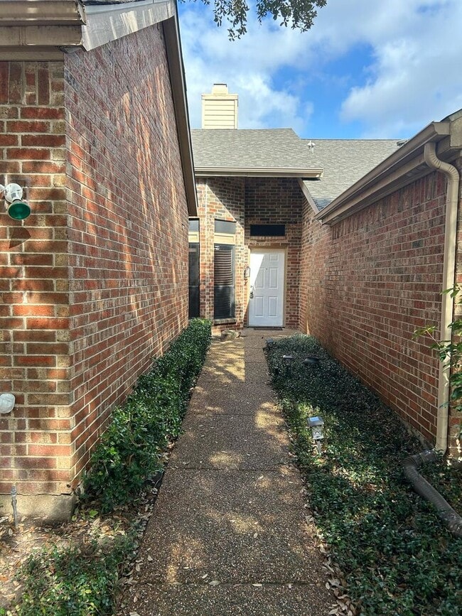 Building Photo - Ready to move in.....Fresh Paint and much more....