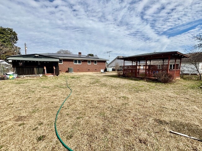 Building Photo - 3 Bedroom 2 Bath home