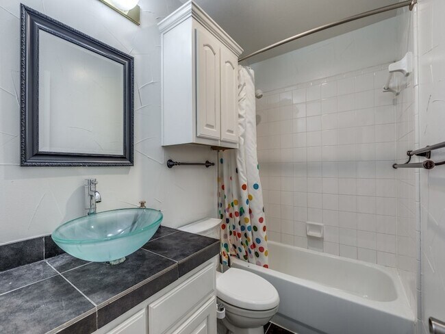 Building Photo - 4684 Old Pond Dr