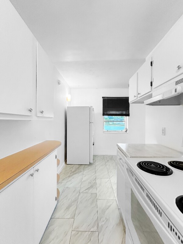 Building Photo - 8405 Aero Ave