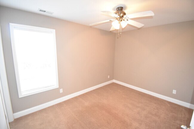 Building Photo - 4 Bedrooms and 2.5 Bath in Patriot Park Vi...